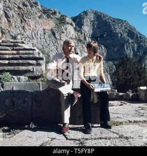 Joachim Fuchsberger und sein Sohn Thomas schulmeisterschaft sich zusammen Drehbücher ein, Panorama 1970er. Joachim Fuchsberger und sein Sohn Thomas Blick auf Skripten zusammen, Griechenland der 70er Jahre. Stockfoto