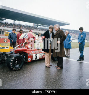 Joachim Fuchsberger und sein Sohn Thomas am Hockenheimring, Deutschland 1970er. Joachim Fuchsberger und sein Sohn Thomas am Hockenheimring, Deutschland 1970 s Stockfoto