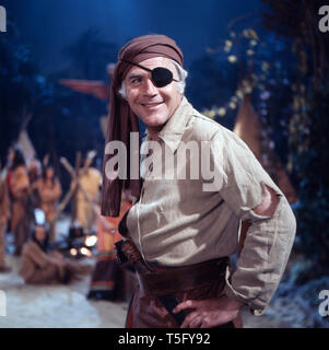 Joachim Fuchsberger in einem Piratenkostüm, Deutschland 1970er. Joachim Fuchsberger in einem Piraten Kostüm, Deutschland 1970 s Stockfoto