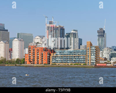 - In der Nähe von Canary Wharf, Riverside Apartments. Stockfoto