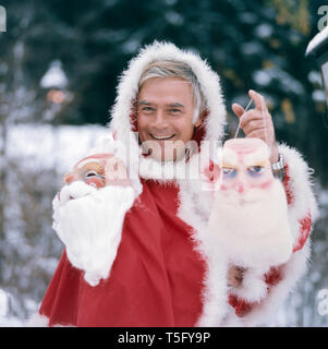 Joachim Fuchsberger in einem Weihnachtsmannkostüm Ca. 1970. Joachim Fuchsberger in einem Santa Claus kostüm Ca. 1970 Stockfoto