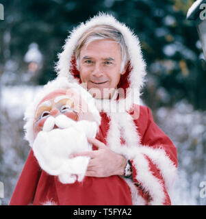 Joachim Fuchsberger in einem Weihnachtsmannkostüm Ca. 1970. Joachim Fuchsberger in einem Santa Claus kostüm Ca. 1970 Stockfoto