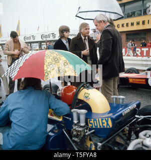 Joachim und sein Sohn Thomas Fuchsberger bei einer Besprechung abseits der Strecke, Hockenheimring 1970er. Joachim und sein Sohn Thomas Fuchsberger bei einem Treffen von der Strecke, Hockenheimring 1970 s Stockfoto