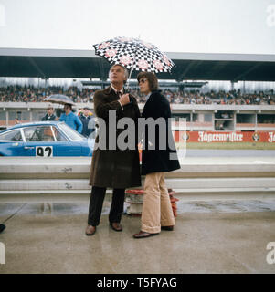 Joachim Fuchsberger und sein Sohn Thomas am Rande der Rennstrecke des Hockenheimrings, Deutschland 1970er. Joachim Fuchsberger und sein Sohn Thomas am Rande der Rennstrecke des Hockenheimrings, Deutschland 1970 s Stockfoto