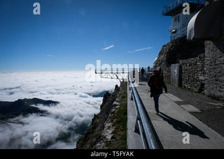 LA MONGIE, Frankreich - Juli 06: Touristen, die in der Pic du Midi Sternwarte, Royal, La Mongie, Frankreich am Juli 06, 2018 in La Mongie, Frankreich. Stockfoto