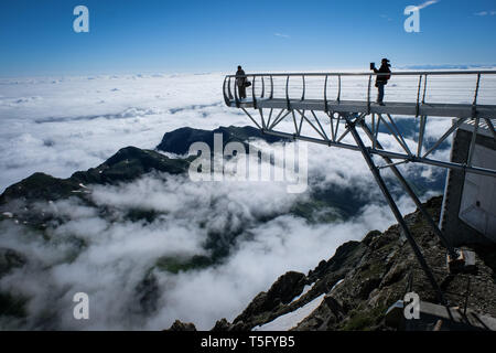 LA MONGIE, Frankreich - Juli 06: Touristen fotografieren auf dem Ponton dans le ciel des Pic du Midi Sternwarte, Royal, La Mongie, Frankreich am Stockfoto