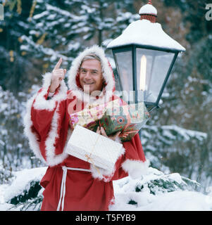 Joachim Fuchsberger in einem Weihnachtsmannkostüm Ca. 1970. Joachim Fuchsberger in einem Santa Claus kostüm Ca. 1970 Stockfoto