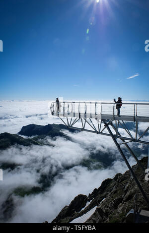 LA MONGIE, Frankreich - Juli 06: Touristen fotografieren auf dem Ponton dans le ciel des Pic du Midi Sternwarte, Royal, La Mongie, Frankreich am Stockfoto