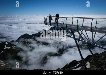LA MONGIE, Frankreich - Juli 06: Touristen fotografieren auf dem Ponton dans le ciel des Pic du Midi Sternwarte, Royal, La Mongie, Frankreich am Stockfoto