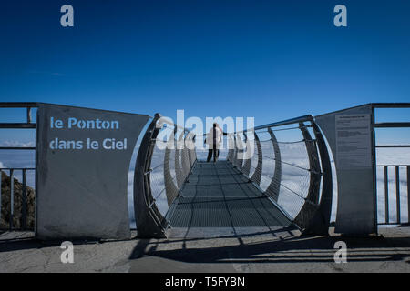 LA MONGIE, Frankreich - Juli 06: Touristen an der Blickrichtung vom Ponton dans le ciel des Pic du Midi Sternwarte, Royal, La Mongie, Frankreich Stockfoto