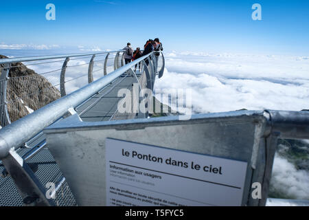 LA MONGIE, Frankreich - Juli 06: Touristen an der Blickrichtung vom Ponton dans le ciel des Pic du Midi Sternwarte, Royal, La Mongie, Frankreich Stockfoto