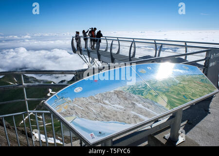 LA MONGIE, Frankreich - Juli 06: Touristen an der Blickrichtung vom Ponton dans le ciel des Pic du Midi Sternwarte, Royal, La Mongie, Frankreich Stockfoto