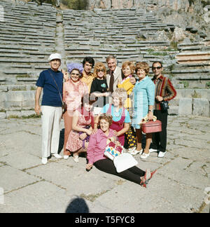 Joachim Fuchsberger posiert mit Freunden und Kollegen für ein Gruppenfoto, Ca. 1970er. Joachim Fuchsberger wirft mit Freunden und Kollegen für ein Gruppenfoto, Ca. 1970 s Stockfoto