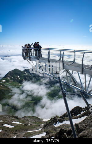 LA MONGIE, Frankreich - Juli 06: Touristen an der Blickrichtung vom Ponton dans le ciel des Pic du Midi Sternwarte, Royal, La Mongie, Frankreich Stockfoto