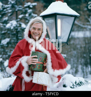 Joachim Fuchsberger in einem Weihnachtsmannkostüm Ca. 1970. Joachim Fuchsberger in einem Santa Claus kostüm Ca. 1970 Stockfoto