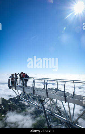 LA MONGIE, Frankreich - Juli 06: Touristen an der Blickrichtung vom Ponton dans le ciel des Pic du Midi Sternwarte, Royal, La Mongie, Frankreich Stockfoto