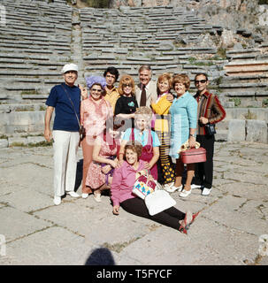 Joachim Fuchsberger posiert mit Freunden und Kollegen für ein Gruppenfoto, Ca. 1970er. Joachim Fuchsberger wirft mit Freunden und Kollegen für ein Gruppenfoto, Ca. 1970 s Stockfoto