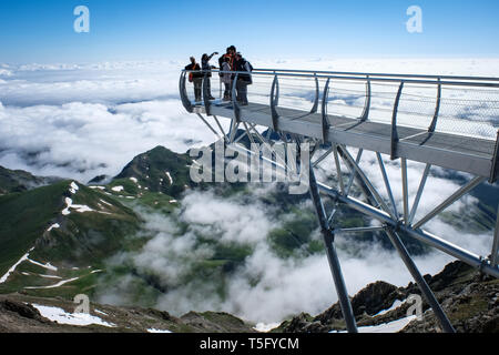 LA MONGIE, Frankreich - Juli 06: Touristen an der Blickrichtung vom Ponton dans le ciel des Pic du Midi Sternwarte, Royal, La Mongie, Frankreich Stockfoto