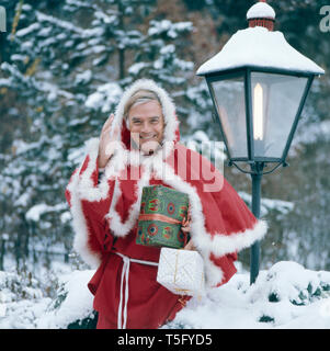 Joachim Fuchsberger in einem Weihnachtsmannkostüm Ca. 1970. Joachim Fuchsberger in einem Santa Claus kostüm Ca. 1970 Stockfoto