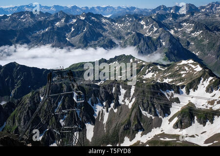 LA MONGIE, Frankreich - Juli 06: eine Seilbahn auf den Pic du Midi Observatorium mit die Berge rundum, Royal, La Mongie, Frankreich am Juli 06, 201 Stockfoto
