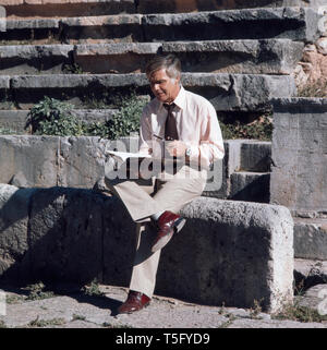 Joachim Fuchsberger liegst ein Skript in einem altertümlichen Theater Ca. 1970er. Joachim Fuchsberger liest ein Script in einem antiken Theater circa 1970 s Stockfoto