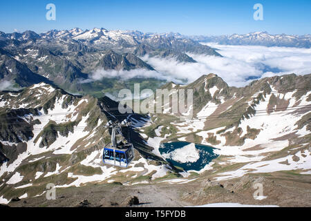LA MONGIE, Frankreich - Juli 06: eine Seilbahn auf den Pic du Midi Observatorium mit die Berge rundum, Royal, La Mongie, Frankreich am Juli 06, 201 Stockfoto
