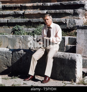 Joachim Fuchsberger liegst ein Skript in einem altertümlichen Theater Ca. 1970er. Joachim Fuchsberger liest ein Script in einem antiken Theater circa 1970 s Stockfoto