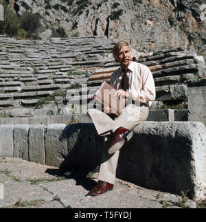 Joachim Fuchsberger liegst ein Skript in einem altertümlichen Theater Ca. 1970er. Joachim Fuchsberger liest ein Script in einem antiken Theater circa 1970 s Stockfoto