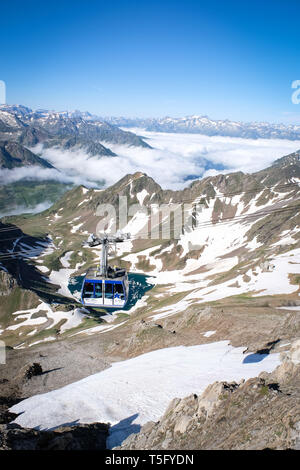 LA MONGIE, Frankreich - Juli 06: eine Seilbahn auf den Pic du Midi Observatorium mit die Berge rundum, Royal, La Mongie, Frankreich am Juli 06, 201 Stockfoto