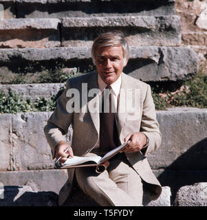 Joachim Fuchsberger liegst ein Skript in einem altertümlichen Theater Ca. 1970er. Joachim Fuchsberger liest ein Script in einem antiken Theater circa 1970 s Stockfoto