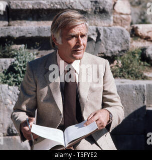 Joachim Fuchsberger liegst ein Skript in einem altertümlichen Theater Ca. 1970er. Joachim Fuchsberger liest ein Script in einem antiken Theater circa 1970 s Stockfoto