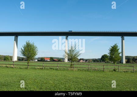 Gerader Blick auf sterben Ruhrtalbruecke bei Mülheim Mintard mit je einem Baum vor einem Brueckenpfeiler Stockfoto