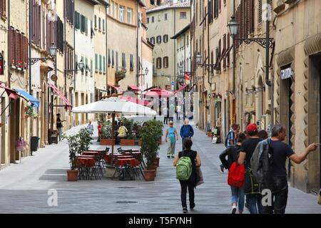 VOLTERRA, ITALIEN - 4. Mai 2014: Menschen in der mittelalterlichen Altstadt von Volterra, Toskana, Italien zu Fuß. Die Toskana hat 43,4 Millionen jährlichen Besuchern (2014). Stockfoto