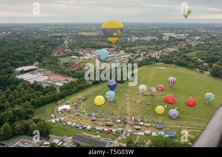 Im Heißluftballon abheben Ballon Sail Nhier Nordmarksportfeld Kiel Kieler Woche Luftaufnahme/Hot Air Balloon Luftbild rote Ballon Stockfoto