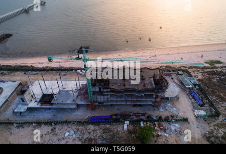 Eigentumswohnung Baustelle Luftaufnahme. Bau kran und Gebäude. Blick von oben auf die grosse Entwicklung Bau und Architektur. Stockfoto