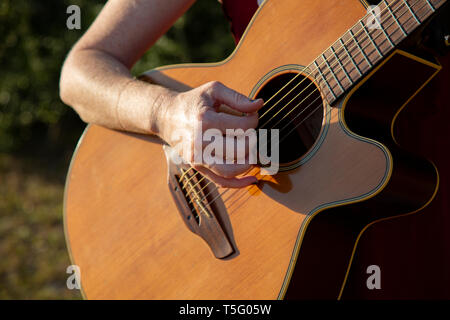 Person Gitarre spielen Stockfoto