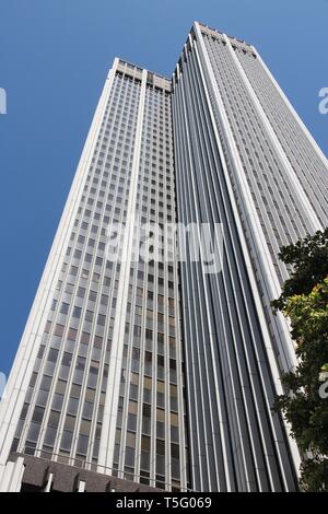 LOS ANGELES, USA - April 5, 2014: 611 Platz Hochhaus in Los Angeles. Mieter des Gebäudes gehören der Verwaltung der sozialen Sicherheit und die interne Rev. Stockfoto