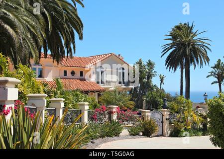 MALIBU, VEREINIGTE STAATEN - 6. APRIL 2014: Luxus Kalifornien Wohnhaus als von der öffentlichen Straße in Malibu, USA gesehen. Immobilien Preise in Kalifornien hav Stockfoto