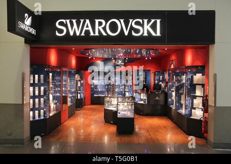 LONDON, Großbritannien - 16 April 2014: Swarovski Fashion Store in London Heathrow Flughafen, Großbritannien. Marke Swarovski besteht seit 1895 und hat 24,841 Mitarbeiter (Dez 2 Stockfoto