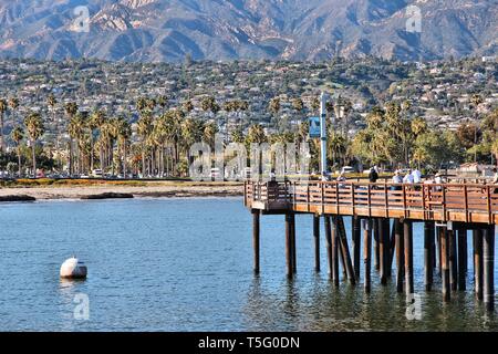 SANTA BARBARA, VEREINIGTE STAATEN - 6. APRIL 2014: die Menschen besuchen Stearns Wharf in Santa Barbara, Kalifornien. Es wurde 1872 fertiggestellt und ist eine beliebte touri Stockfoto