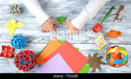 Man Hände erstellen Sie wunderschöne origami Spielzeug. Stockfoto