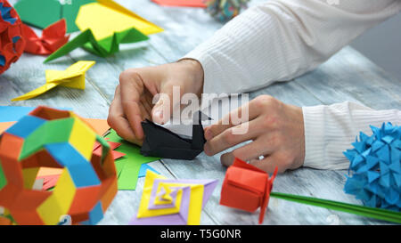 Origami Papier Schwäne. Stockfoto