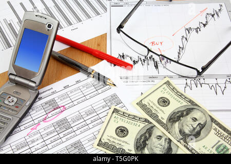 Business Zusammensetzung. Finanzanalyse - Gewinn- und Verlustrechnung, Finanzen Diagramme, generische Telefon, US-Dollar Geld und einen Füllfederhalter. Stockfoto