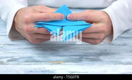 Close up männliche Hände falten origami Figur. Stockfoto