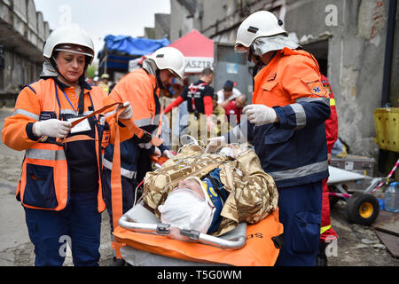 Bukarest, Rumänien - April 10, 2019: Emergency Rescue Team in Aktion während der meisten komplexe medizinische Bewegung in der Geschichte der NATO, kräftige Krieger Stockfoto