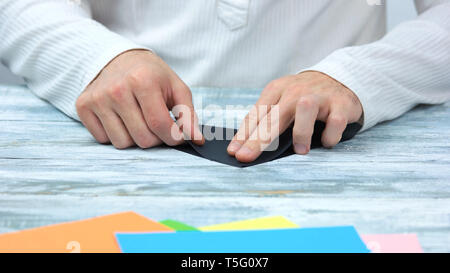 Hände falten schwarz Blatt Papier. Stockfoto