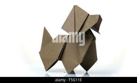 Papier hund Figürchen auf weißen Hintergrund. Stockfoto