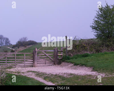 Wanderer nähert sich küssen Tor Harting auf der South Downs Way National Trail von Winchester zu Brighton West Sussex UK Stockfoto