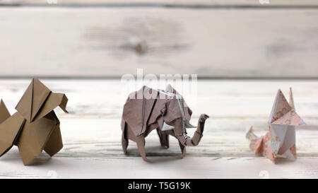 Satz von origami Tiere auf Holz- Hintergrund. Stockfoto