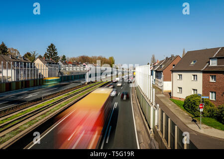Essen, Ruhrgebiet, Nordrhein-Westfalen, Deutschland - berufsverkehr auf der Autobahn A40, eine Lärmschutzwand reduziert die Lärmbelästigung für die Bewohner. Esse Stockfoto